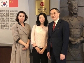 中国东方航空韩国分公司总经理张丽娟访问中国友好中心