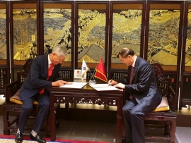 中国驻光州中国领事馆赠“清明上河图金彩黑檀屏风”